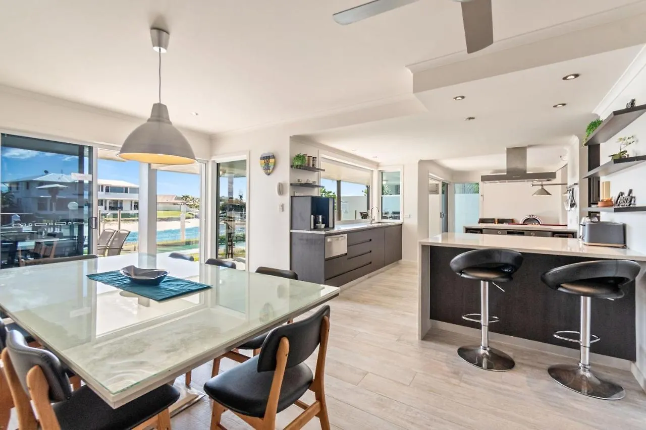 Дом отдыха Remarkable Six Bedroom Waterfront Home! Perfect For The Extended Family Мулулаба Австралия
