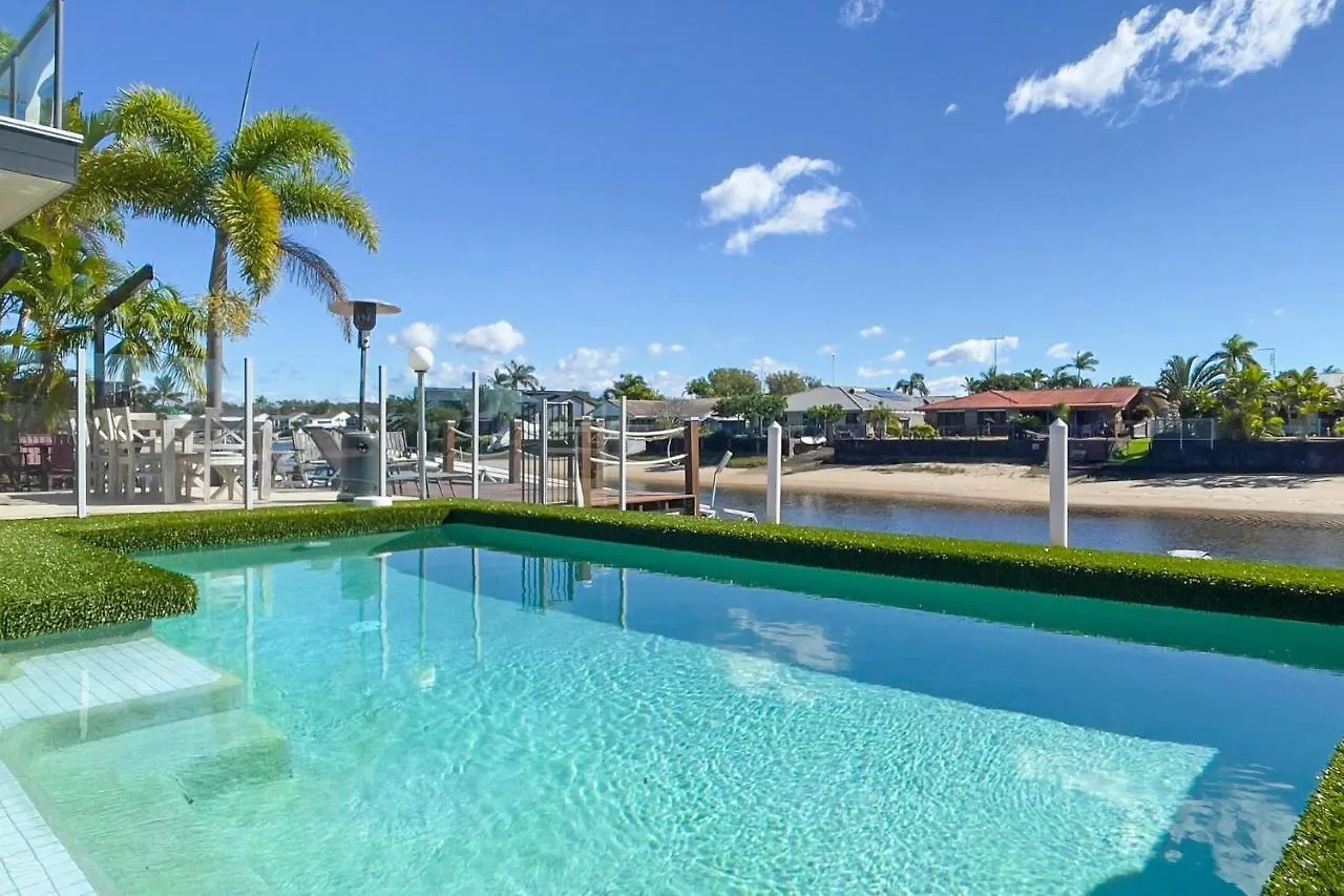 Remarkable Six Bedroom Waterfront Home! Perfect For The Extended Family Мулулаба Дом отдыха