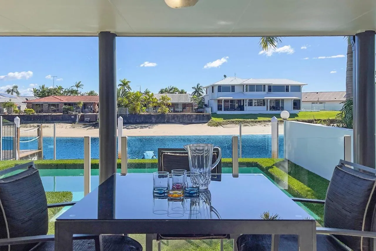 Remarkable Six Bedroom Waterfront Home! Perfect For The Extended Family Мулулаба Дом отдыха