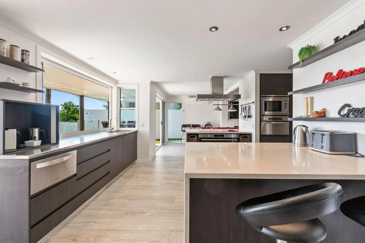 Remarkable Six Bedroom Waterfront Home! Perfect For The Extended Family Мулулаба 0*,
