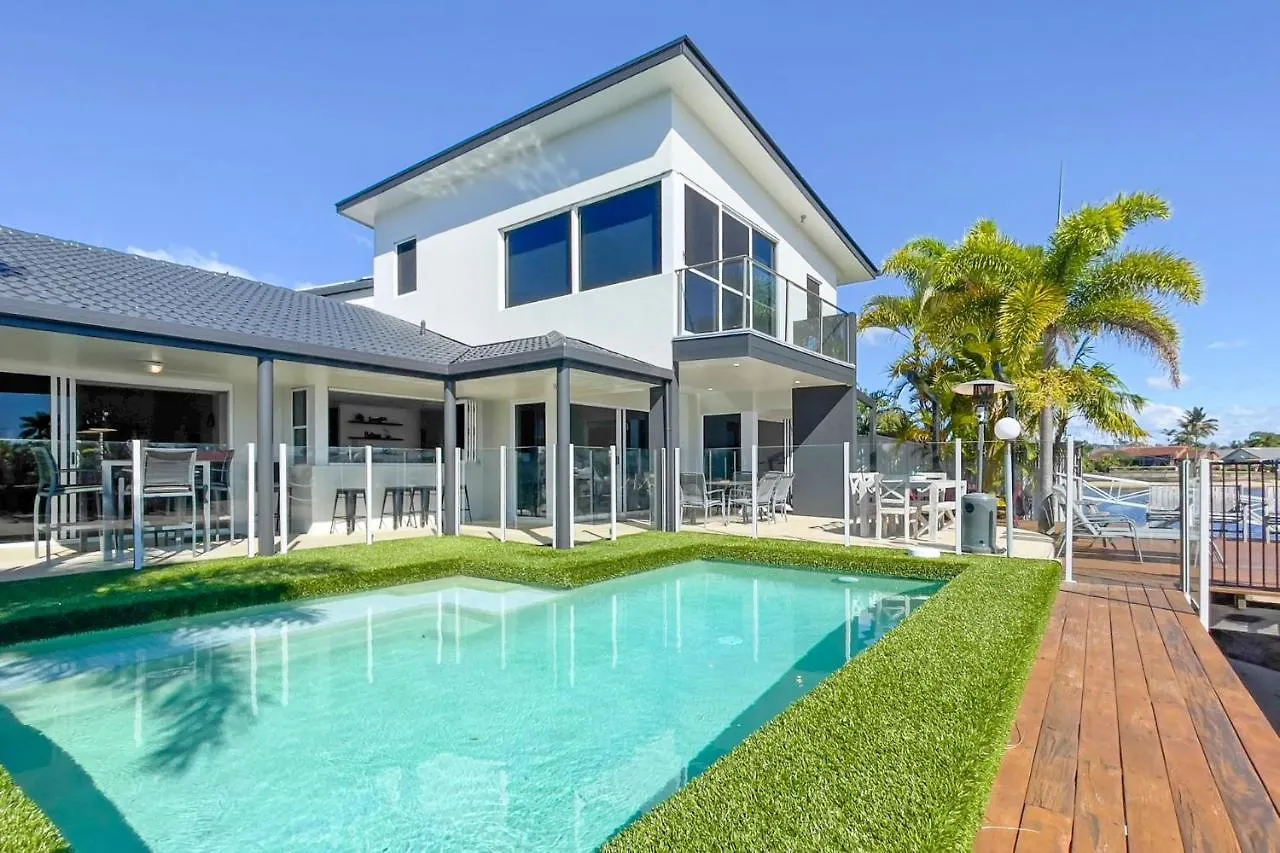 Дом отдыха Remarkable Six Bedroom Waterfront Home! Perfect For The Extended Family Мулулаба Австралия