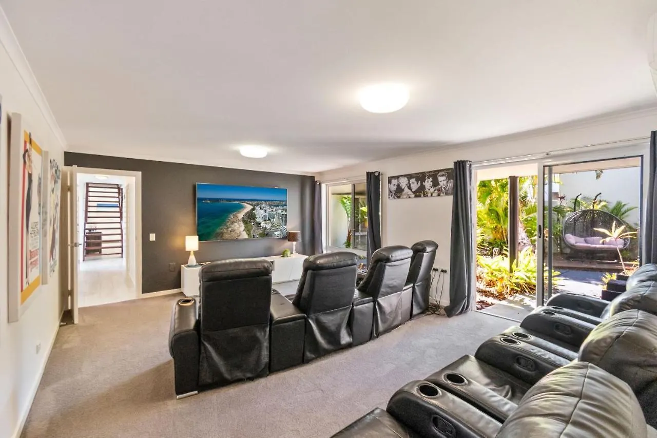 Дом отдыха Remarkable Six Bedroom Waterfront Home! Perfect For The Extended Family Мулулаба