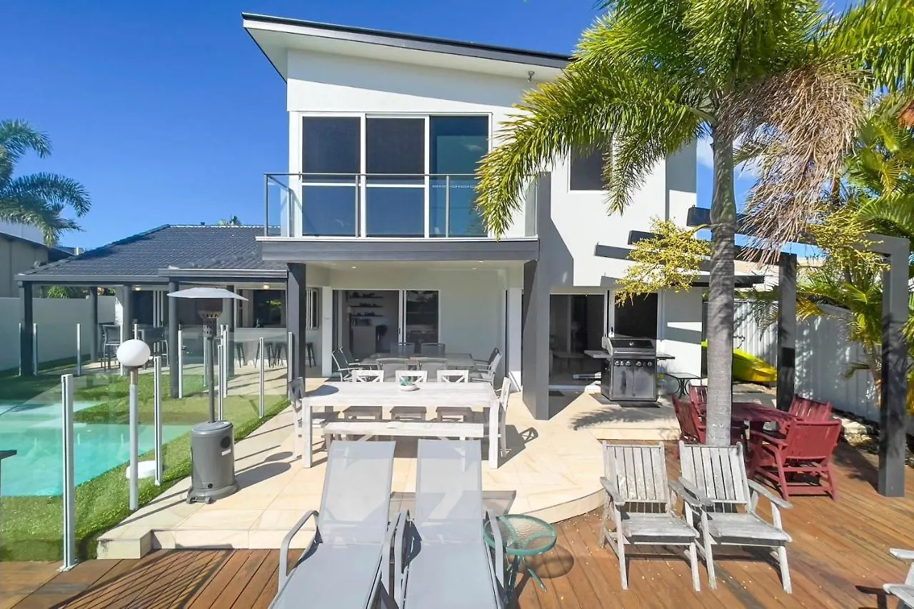 Дом отдыха Remarkable Six Bedroom Waterfront Home! Perfect For The Extended Family Мулулаба
